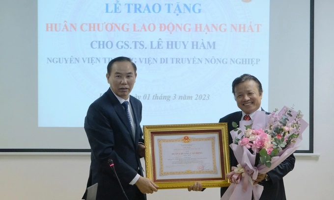 GS.TS. Lê Huy Hàm vinh dự nhận Huân chương lao động hạng nhất.